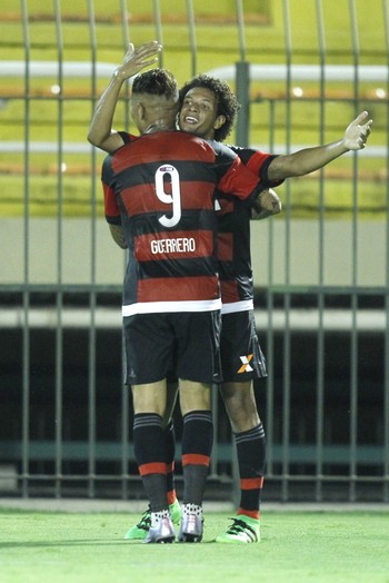 Willian Arão e Guerrero comemoram o segundo gol do Flamengo (Foto: Gilvan de Souza/Fla Imagem)