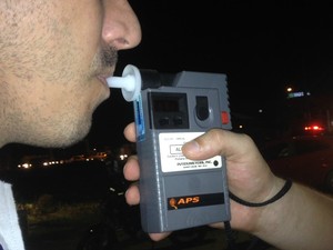 Teste do bafômetro foi aplicado em todos os motoristas parados pelos policiais (Foto: Mary Porfiro/G1)