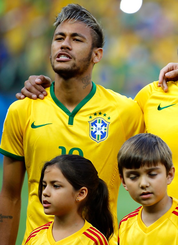 Neymar com a fã mirim durante o hino (Foto: Getty Images)