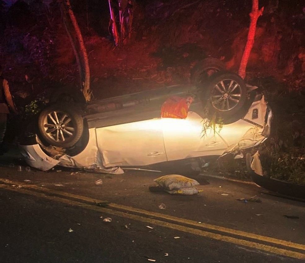 Mulher morreu após carro em que seguia com a família capotar em rodovia no trecho de Laje, no interior da Bahia — Foto: Redes Sociais