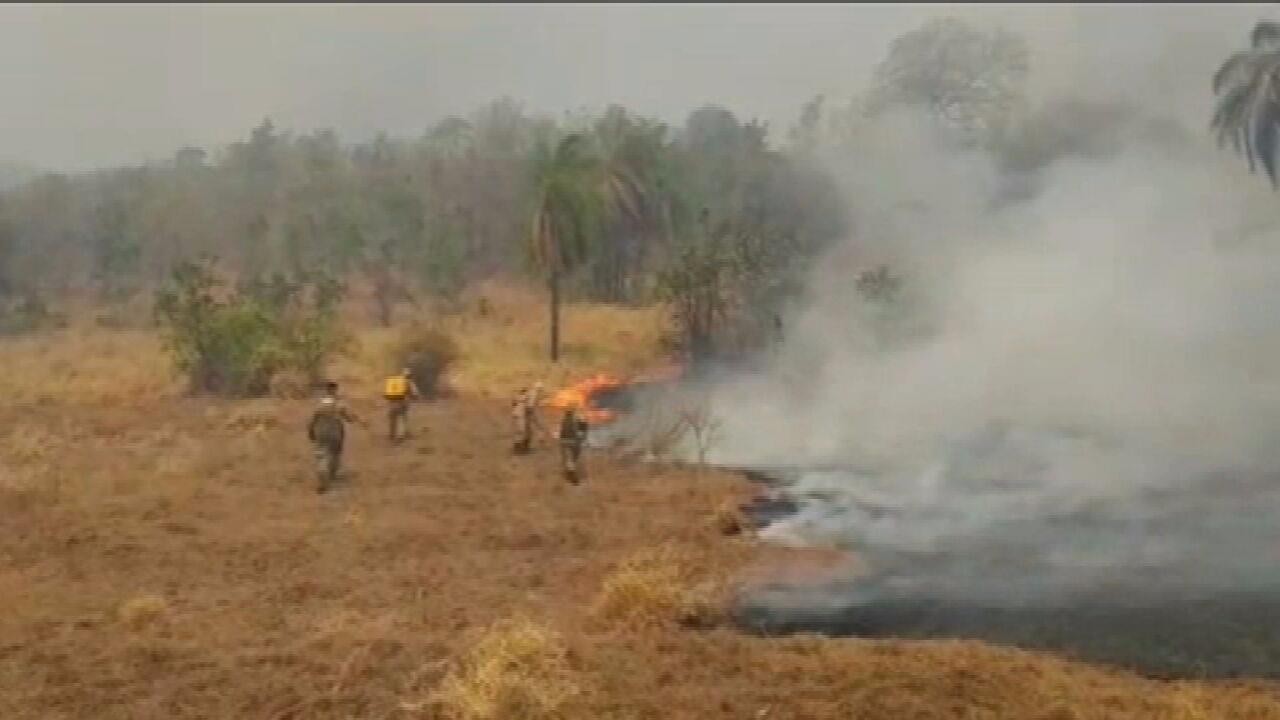 Bombeiros trabalham para apagar chamas na Serra do Amolar, MT