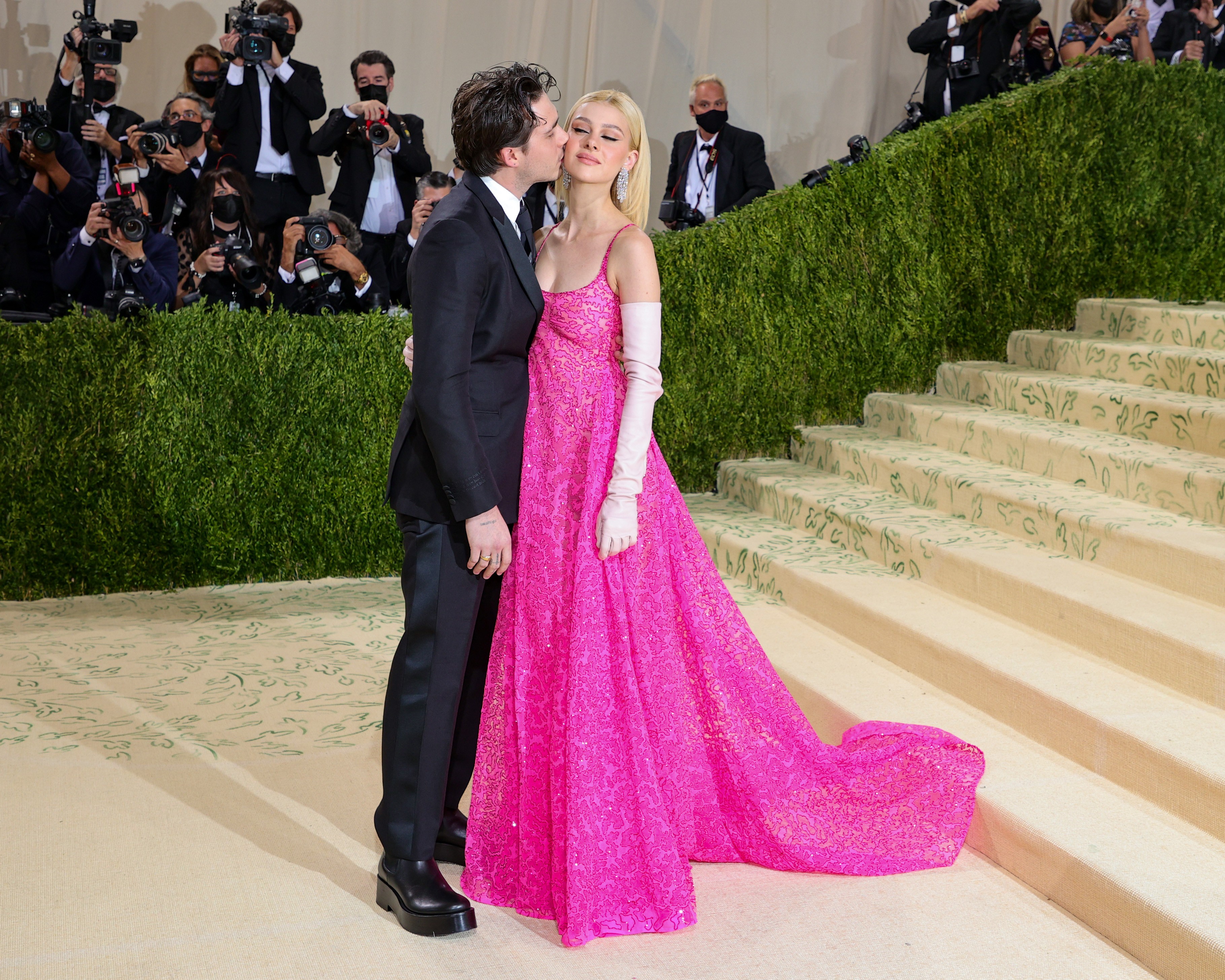 NEW YORK, NEW YORK - SEPTEMBER 13: Brooklyn Beckham and Nicola Peltz attend The 2021 Met Gala Celebrating In America: A Lexicon Of Fashion at Metropolitan Museum of Art on September 13, 2021 in New York City. (Photo by Theo Wargo/Getty Images) (Foto: Getty Images)