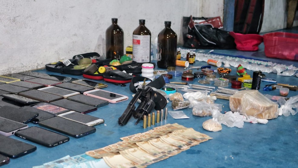 Drogas e dinheiro foram apreendidos pela polícia. — Foto: Divulgação