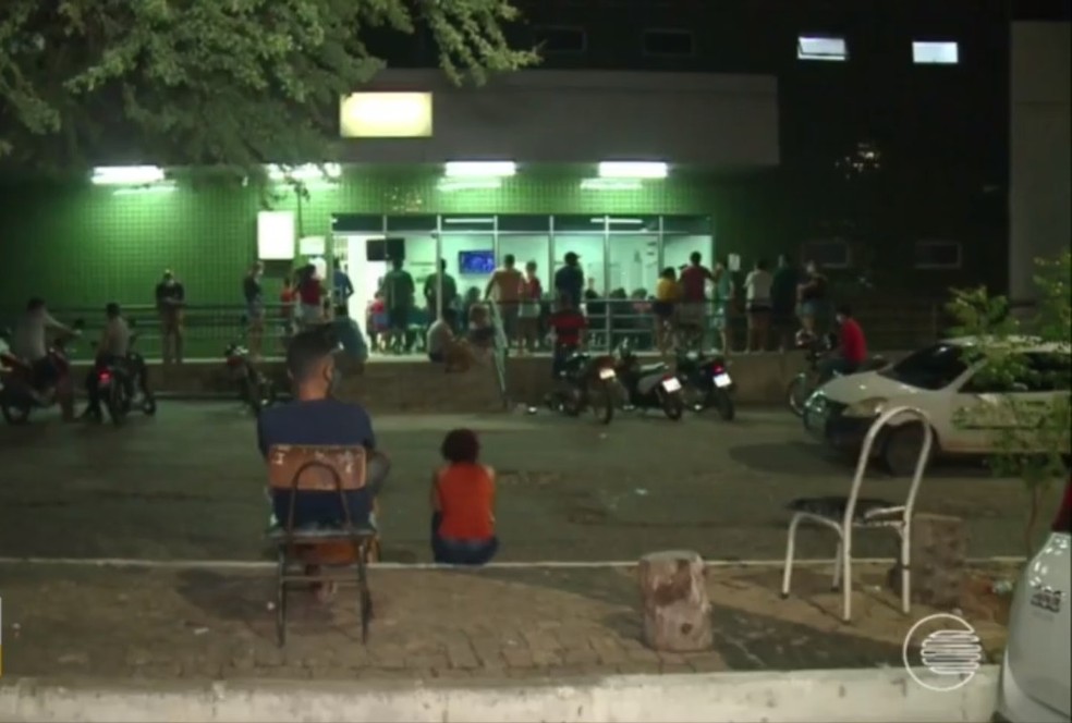 Pacientes relatam espera de até 13 horas por atendimento na UPA do Promorar, em Teresina — Foto: Pablo Silva/ TV Clube