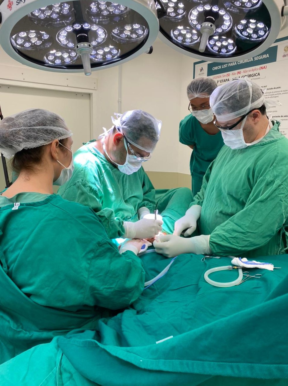 Médicos durante uma cirurgia no hospital em Blumenau — Foto: Alex Ferrer/Divulgação