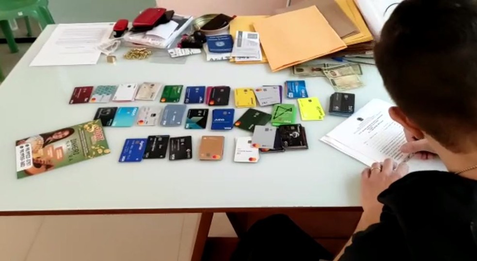 Cartões e outros objetos apreendidos pela PF em São José do Ribamar (MA) — Foto: Polícia Federal
