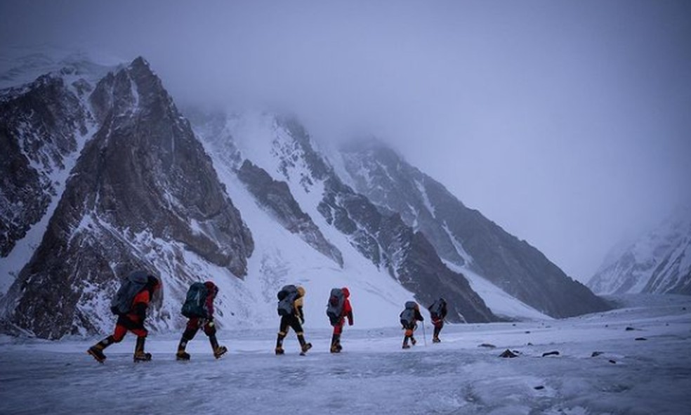 Alpinistas em direção ao topo do K2 — Foto: Reprodução/Instagram/@nimsdai