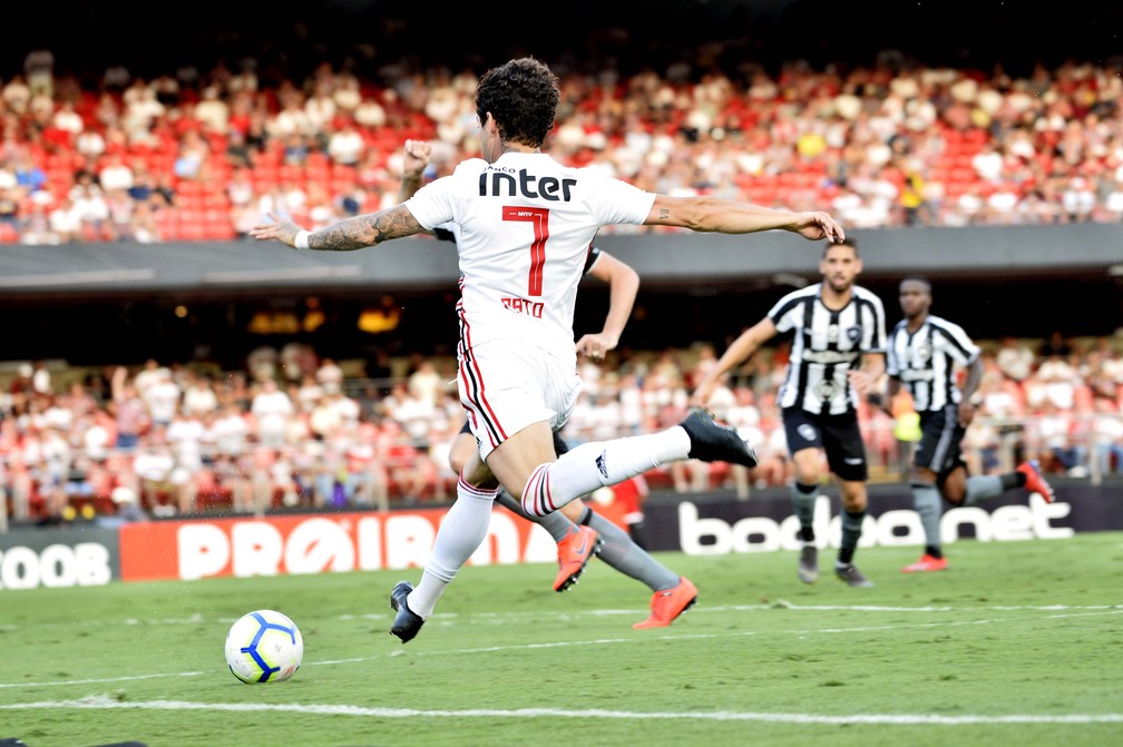Quando Alexandre Pato caiu pela esquerda, o SÃ£o Paulo teve seu melhor momento no jogo â€” Foto: Marcos Ribolli