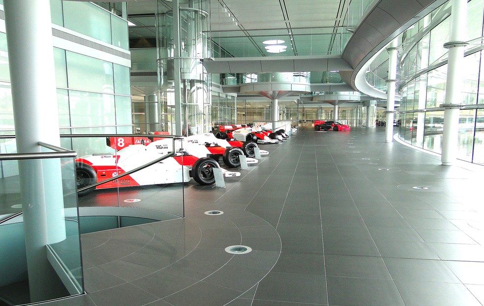 O Boulevard do McLaren Technology Centre, em Woking, na Inglaterra — Foto: Rafael Lopes