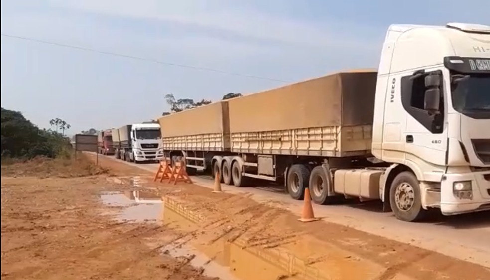 Trânsito foi liberado na BR-163 no começo da tarde desta sexta, 13 — Foto: Ascom/PRF