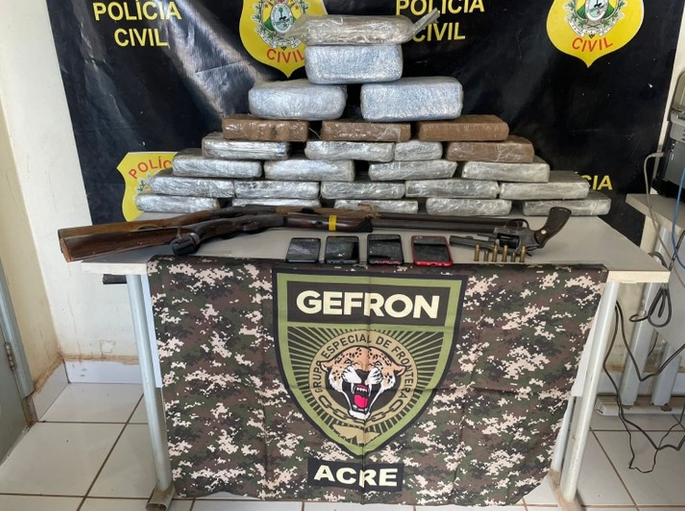 Gefron apreende mais de 25 quilos de maconha que teria saído da Bolívia em cidade no interior do Acre — Foto: Divulgação Sejusp