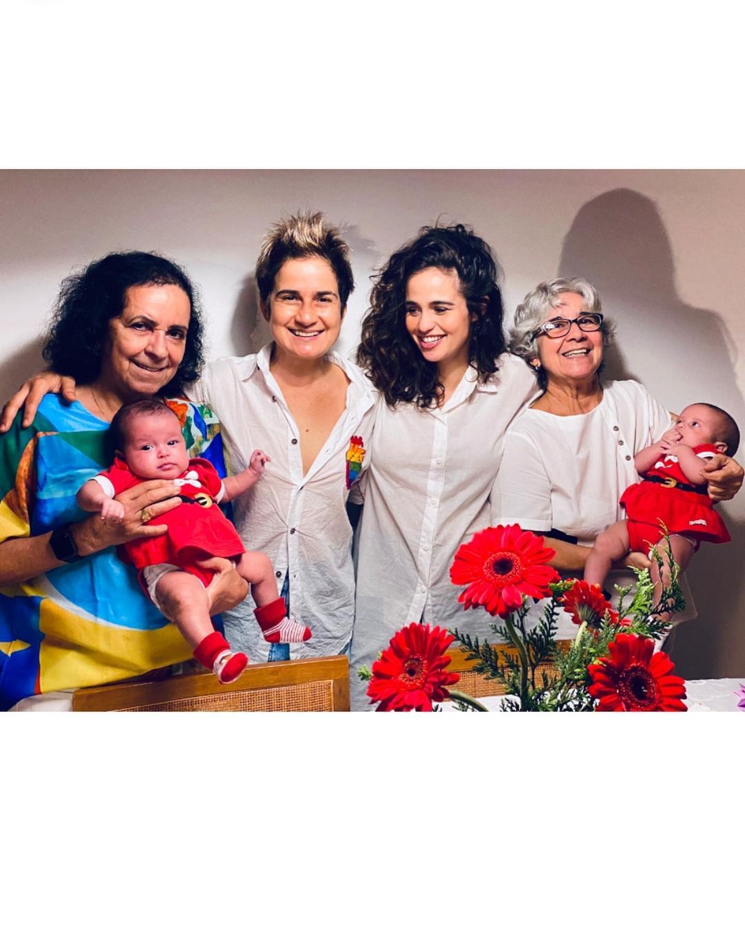 Nanda Costa publica clique natalino com Lan Lanh e as filhas gêmeas (Foto: Reprodução / Instagram)