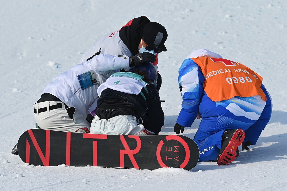 Miyabi Onitsuka é atendida após queda no snowboard — Foto: David Ramos/Getty Images