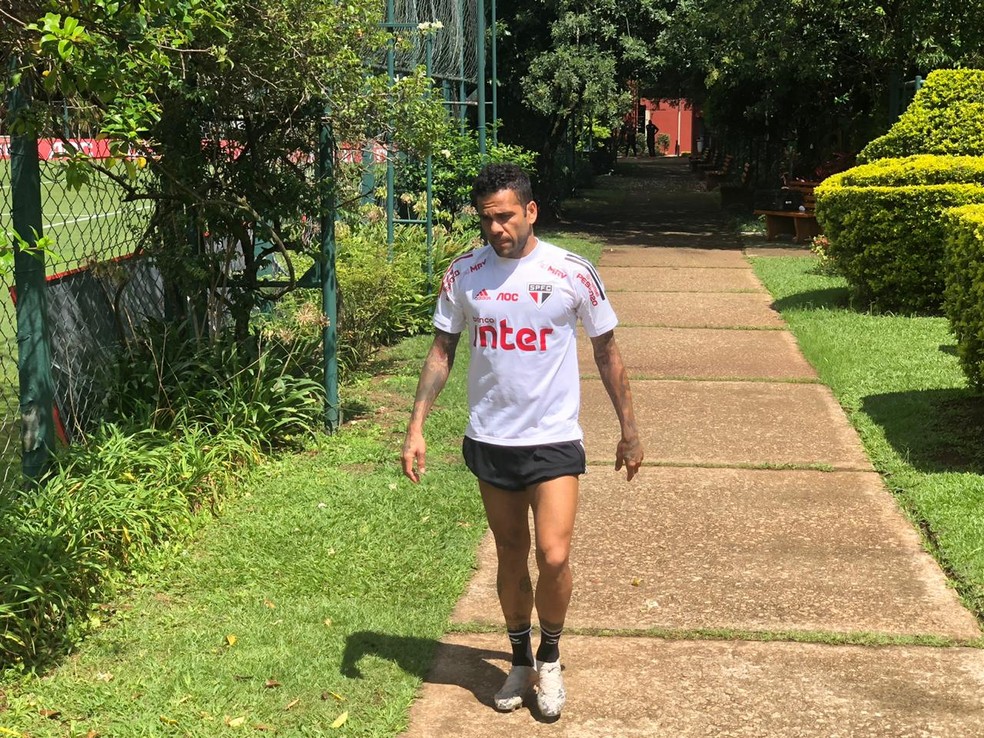 Daniel Alves antes de treino do São Paulo — Foto: Marcelo Hazan
