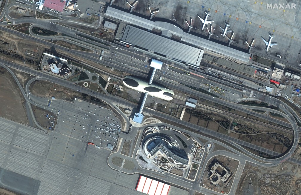 Foto de satélite do aeroporto de Teerã, no Irã, em 29 de fevereiro, já durante o surto de coronavírus — Foto: Satellite image ©2020 Maxar Technologies/Handout via Reuters
