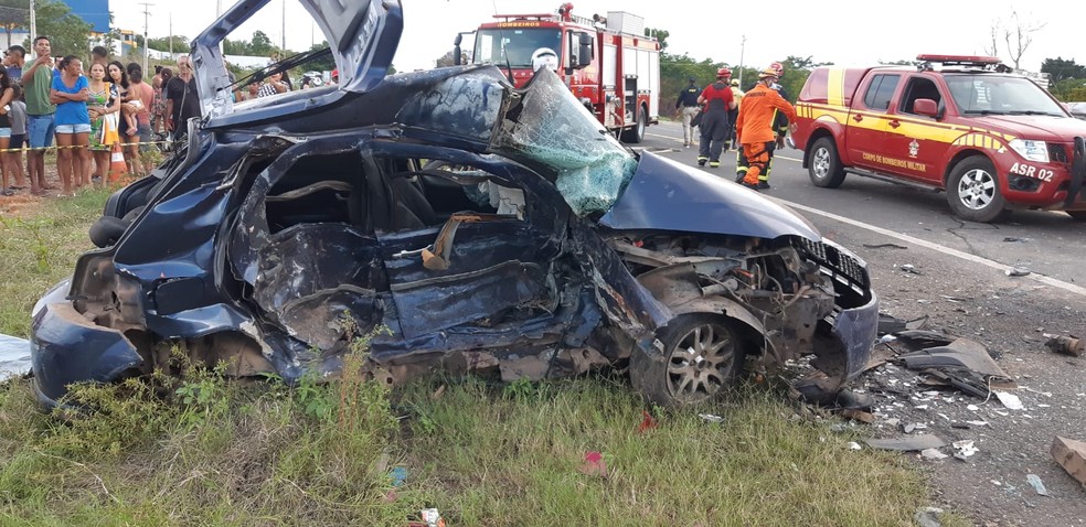 Carro que levava as vítimas ficou completamente destruído após o acidente na BR-316 em Timon — Foto: Divulgação/Polícia Rodoviária Federal