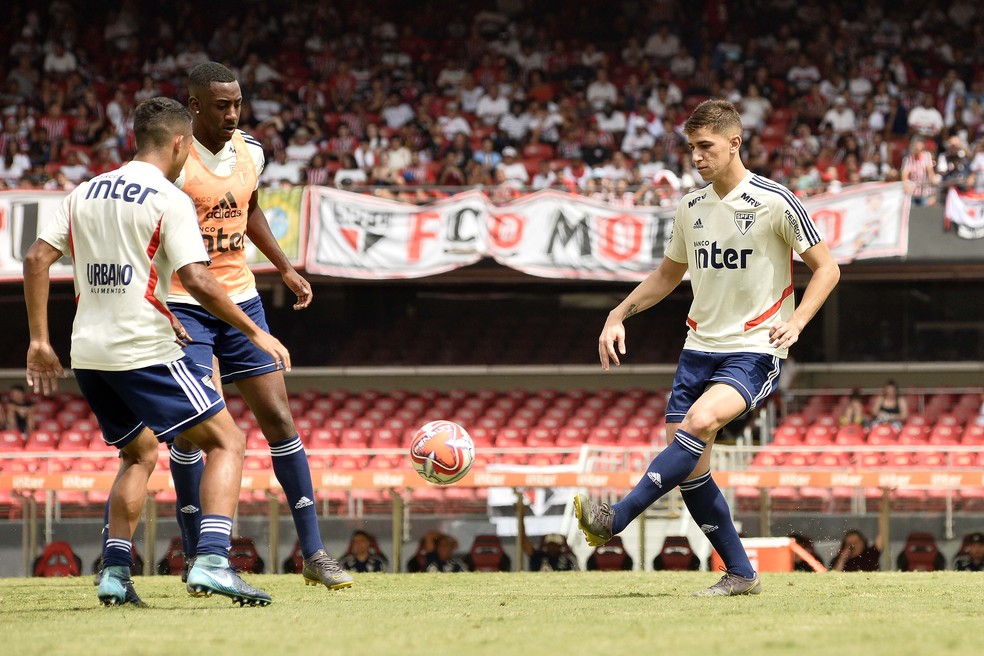 Vitor Bueno, recém-contratado, também esteve em campo — Foto: Marcos Ribolli