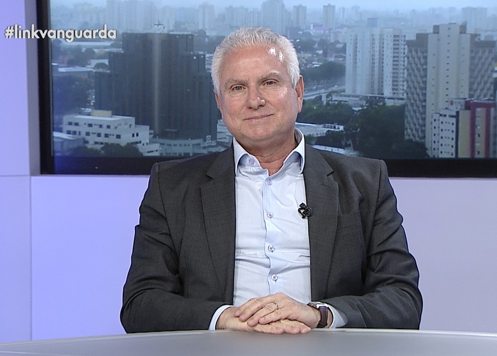 Prefeito de Caçapava, Fernando Diniz (PV), é entrevistado pelo Link Vanguarda — Foto: TV Vanguarda/ Reprodução