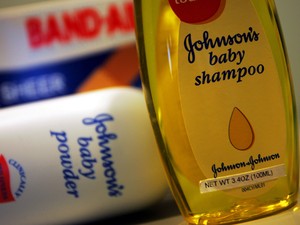 Produtos da Johnson & Johnson em prateleiras de supermercado (Foto: Getty Images)