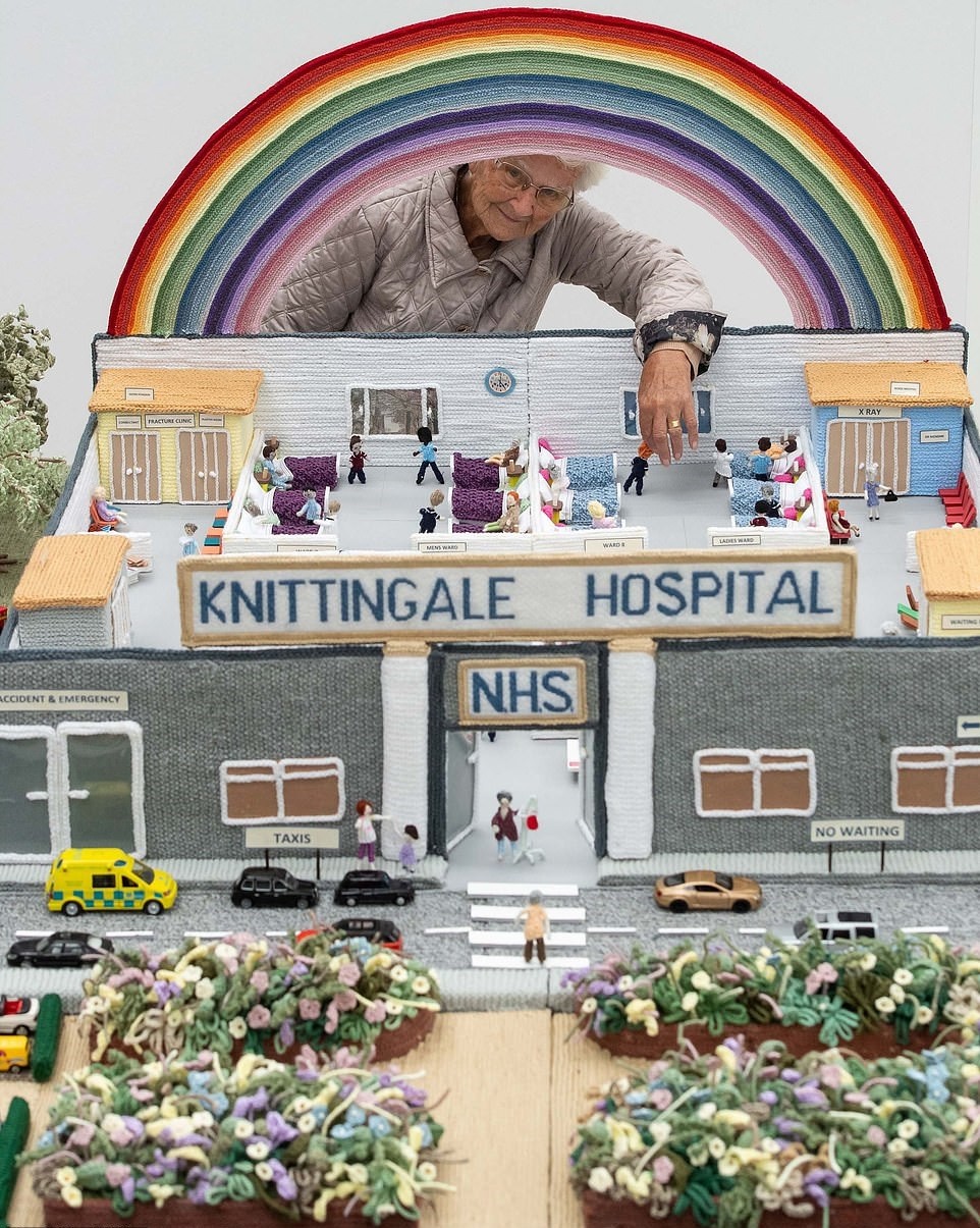 Margaret e seu hospital de tricô (Foto: Divulgação )