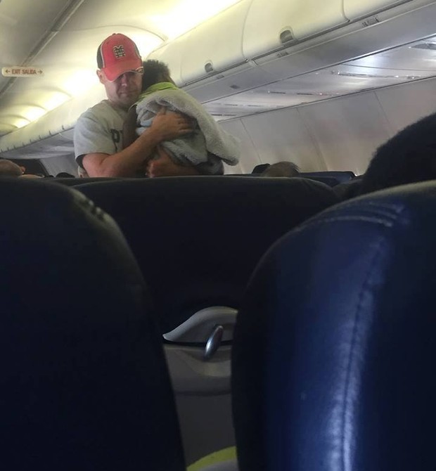 O homem que carregou o bebê durante todo o voo (Foto: Reprodução - Facebook)