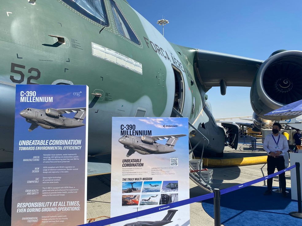 Aeronave KC-390, da Embraer, em exposição na Dubai Airshow — Foto: Guilherme Mazui/g1
