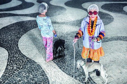 Iris Apfel no famoso calçadão de Copacabana    