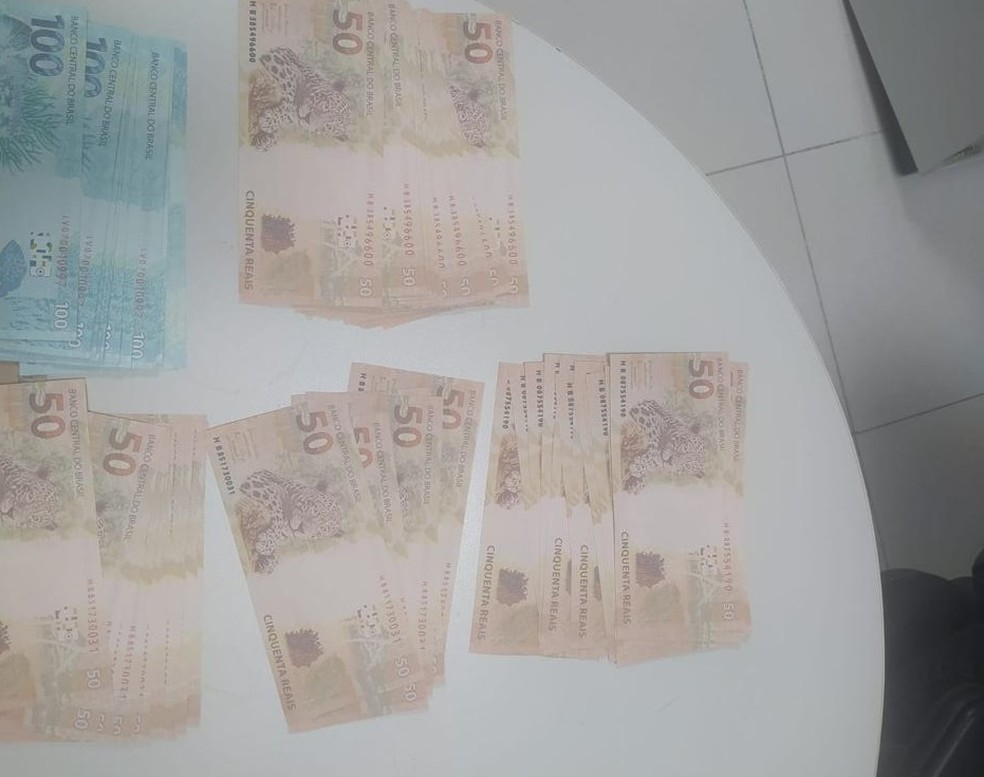 Cédulas falsas que somaram o montante de R$ 5.050,00 foram apreendidos em Sobral — Foto: PF
