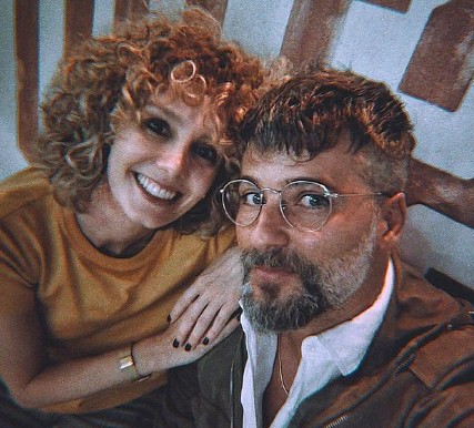 Bruno Gagliasso posa com Esther Acebo nos bastidores de 'Operação Maré Negra' (Foto: Instagram)