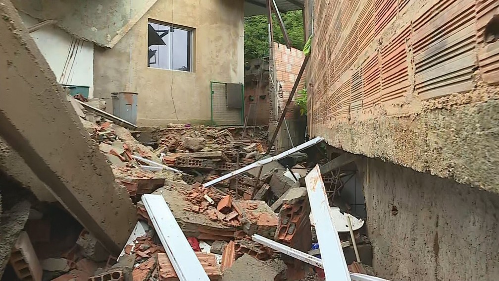 Parte de casa desmoronou em Nova Lima, na Grande BH, no bairro Cristais, na noite de terça-feira (28)  — Foto: Reprodução/TV Globo 