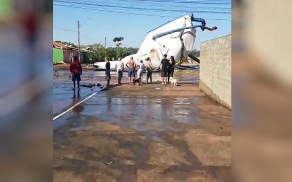 Caixa d'água cai sobre casa e deixa feridos em Senador Canedo, Goiás — Foto: Reprodução/TV Anhanguera
