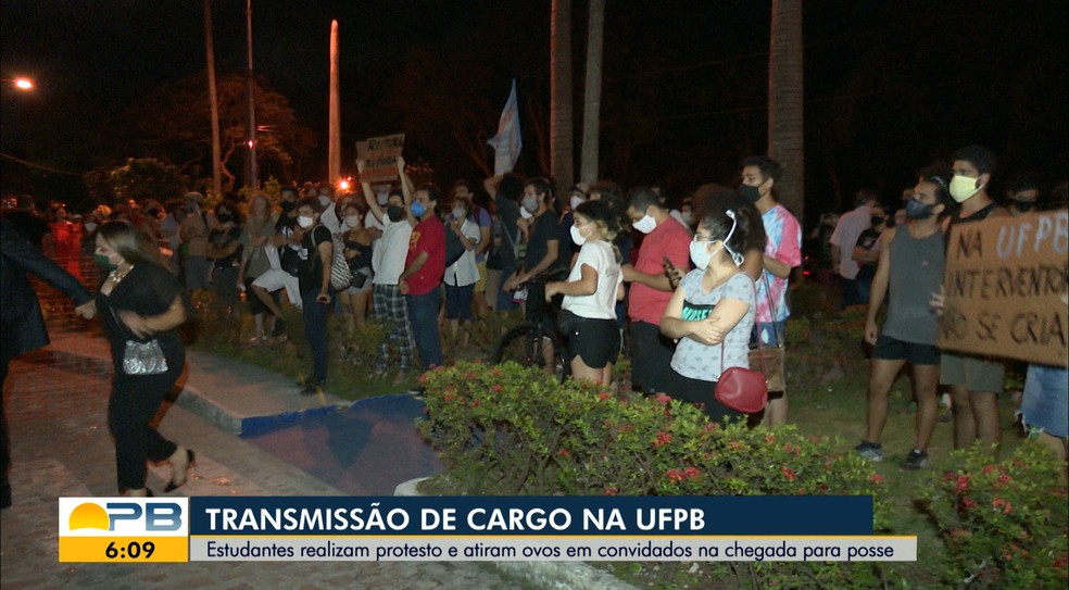 Manifestantes na frente do Hospital Universitário Lauro Wanderley, durante transmissão de cargo do novo reitor da UFPB — Foto: Reprodução/TV Cabo Branco