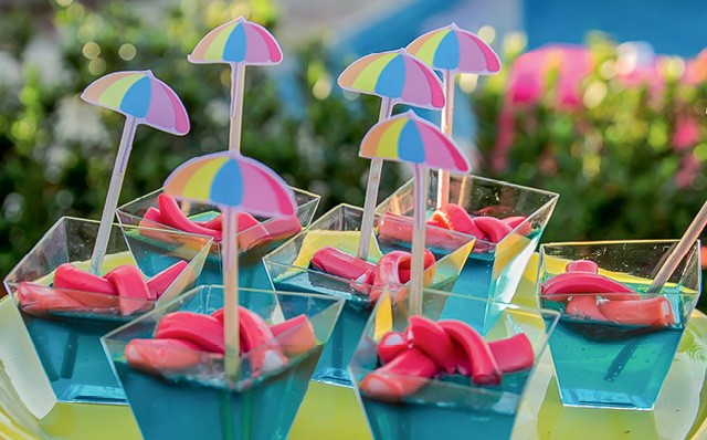  Piscinas feitas com gelatina azul e balas que imitam as boias espaguete (Foto: THAIS GALARDI/GNT)