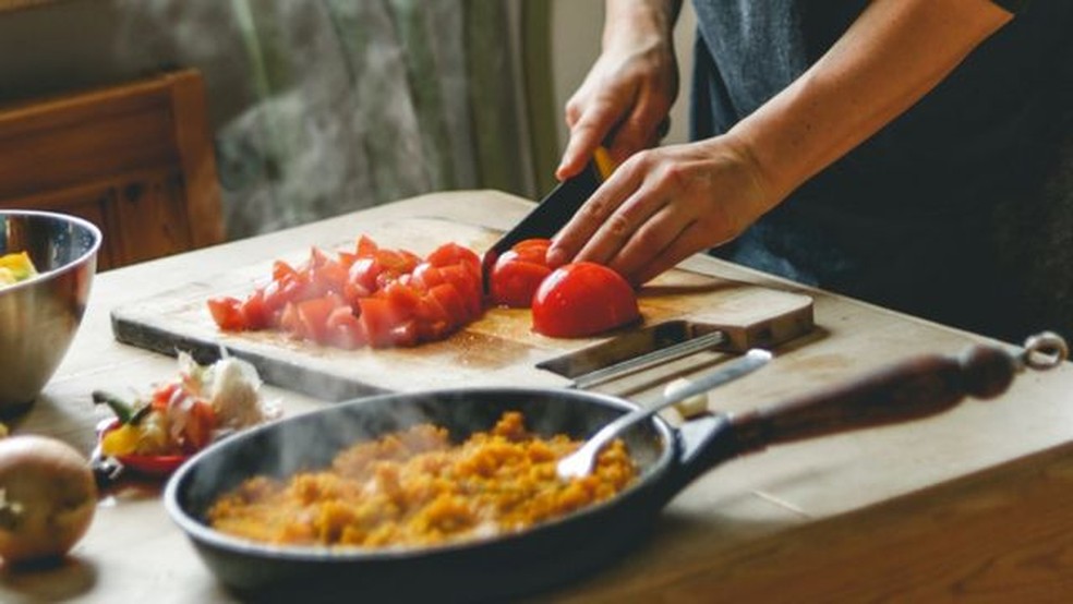 Não usar os mesmos utensílios para manipular alimentos crus e cozidos é uma das táticas para evitar a contaminação cruzada — Foto: Getty Images via BBC