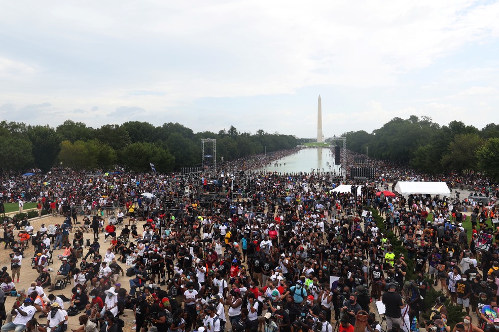 Manifestantes se reúnem no Lincoln Memorial durante a marcha "Tira o joelho do nosso pescoço" em apoio à justiça racial, na capital dos EUA, em 28 de agosto  — Foto: Michael M. Santiago/Pool/Reuters