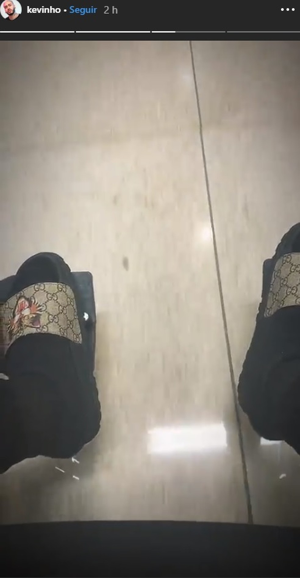 Kevinho postou um vídeo no qual aparece sendo levado em um cadeira de rosa, nos corredores de um hospital — Foto: Reprodução/ Instagram