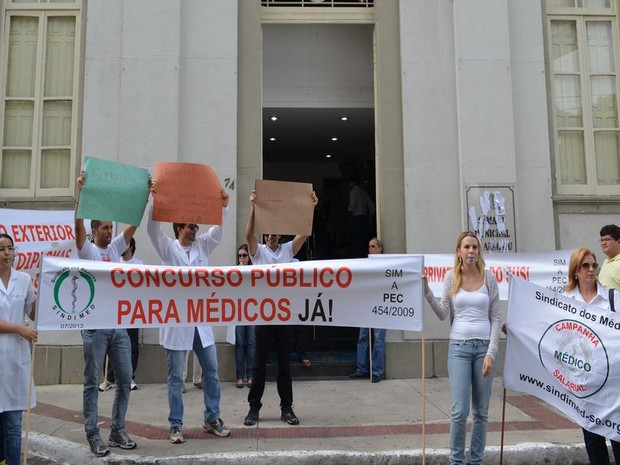 Médicos protestam na porta da Câmara de Vereadores  (Foto: Marina Fontenele/G1)