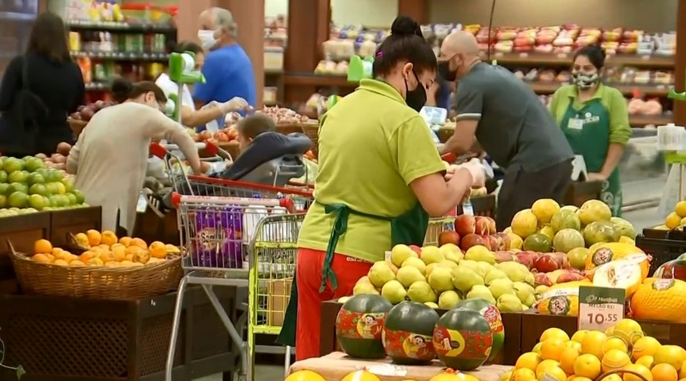 Decreto proibia o funcionamento de supermercados aos fins de semana em Ara&ccedil;ariguama &mdash; Foto: Reprodu&ccedil;&atilde;o/TV TEM