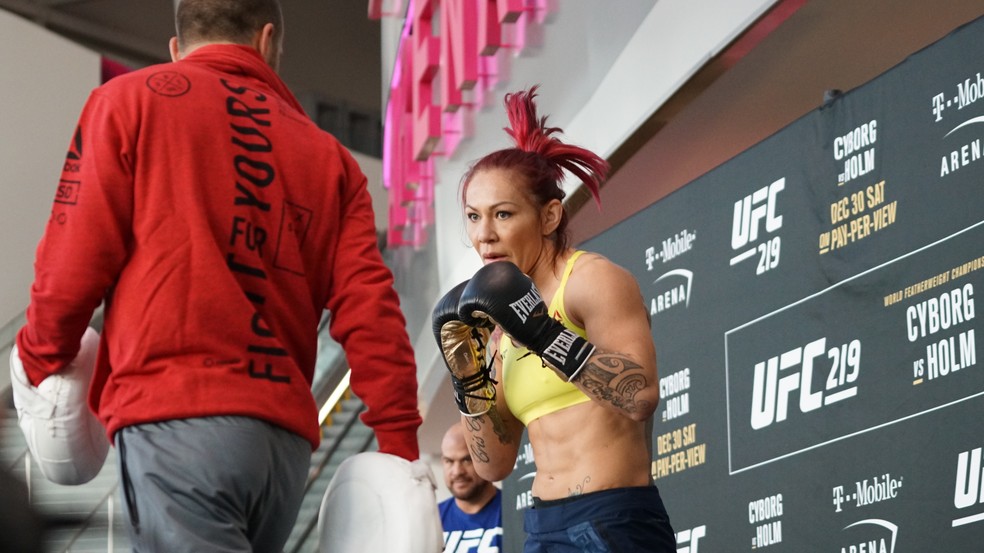 Cris Cyborg apura o boxe no treino-aberto do UFC 219 (Foto: Evelyn Rodrigues)