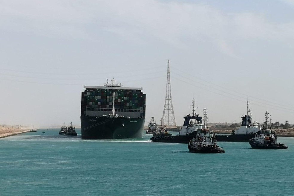 O meganavio de contêineres Ever Given, da empresa Evergreen, navega pelo Canal de Suez nesta segunda-feira (29) após ser desencalhado — Foto: Reuters
