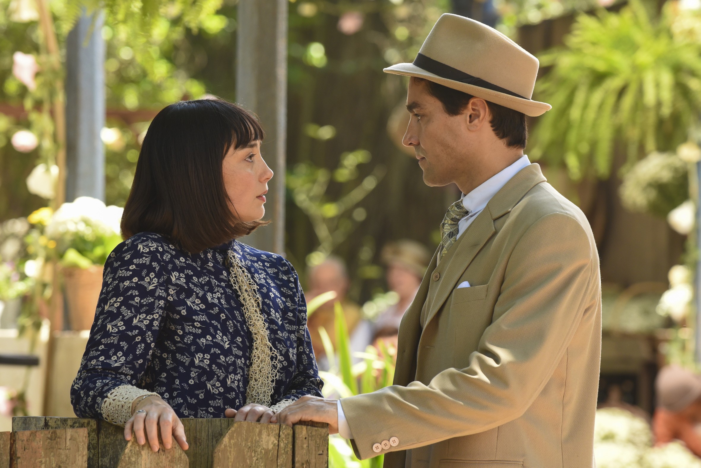 Clotilde (Simone Spoladore) e Almeida (Ricardo Pereira) em 'Éramos Seis' (Foto: Divulgação)