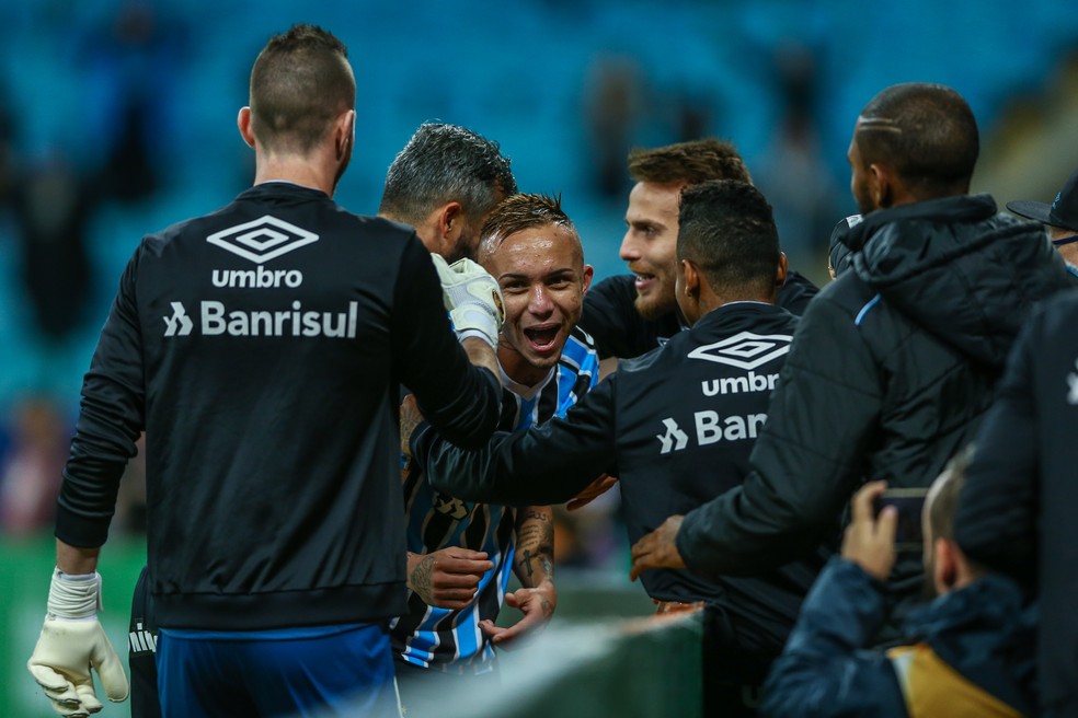 Everton comemora com os companheiros (Foto: Lucas Uebel/Grêmio)
