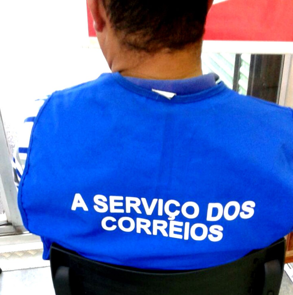 Um dos detidos usava um colete escrito 'A serviçp dos Correios' (Foto: Divulgação / Polícia Rodoviária Estadual)
