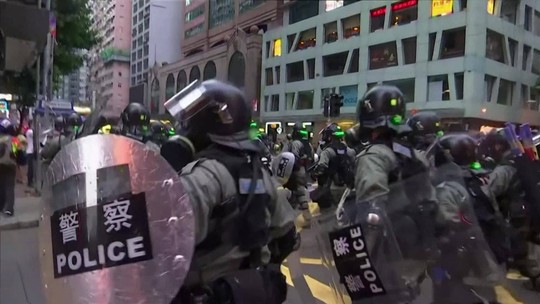 Manifestantes desafiam a lei usando máscaras em Hong Kong