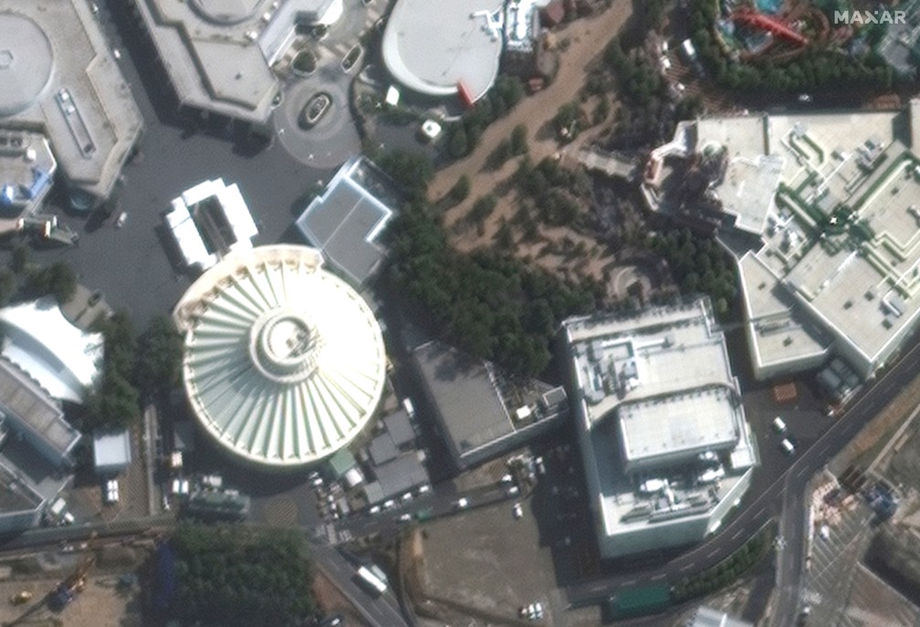 Foto de satélite do Space Mountain da Disneylândia de Tóquio, 1º de março. O parque foi fechado até 15 de março por causa do coronavírus — Foto: Satellite image ©2020 Maxar Technologies/Handout via Reuters