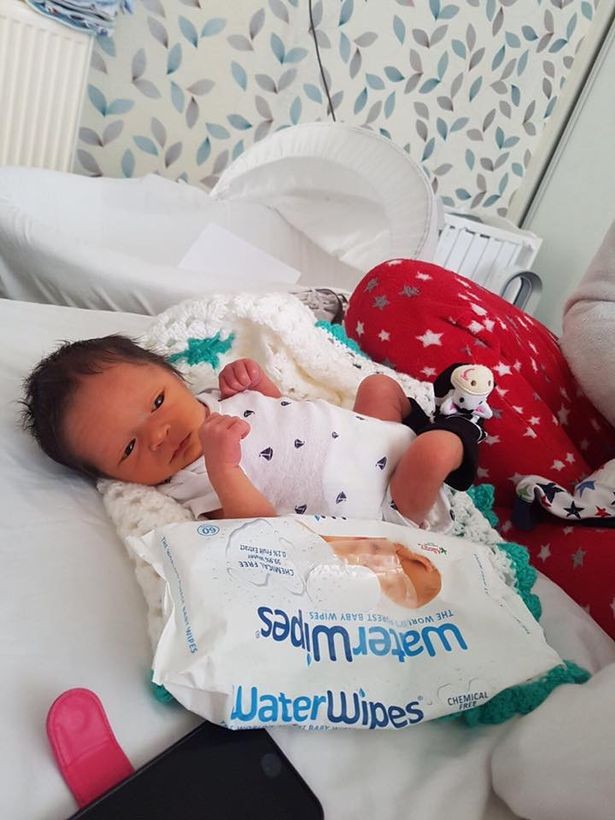 O bebê prematuro Amari John (Foto: Reprodução / South Port Visiter)