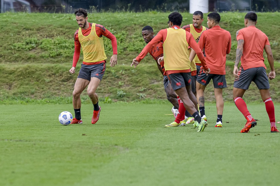 Gustavo Henrique participa da atividade com bola no treino do Flamengo — Foto: Marcelo Cortes/Flamengo