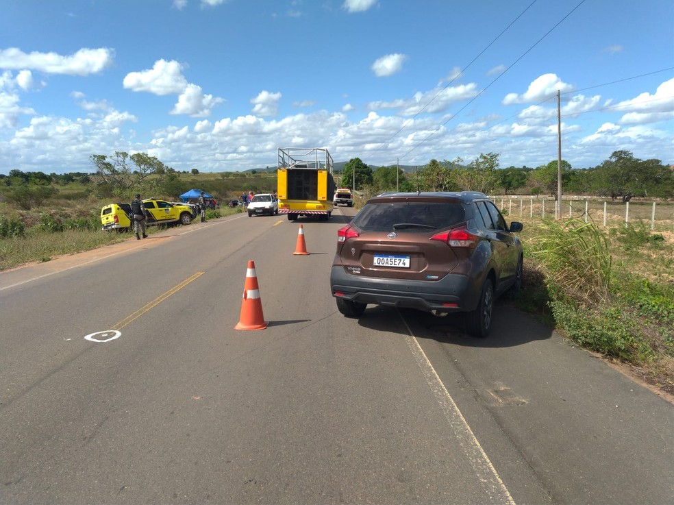 Motorista abandonou o veículo e fugiu sem prestar socorro às vítimas em Igaci, Alagoas — Foto: BPRv