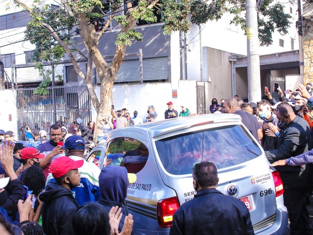 Corpo de MC Kevin deixa velório em carro funerário (Foto: Thiago Duran/AgNews)