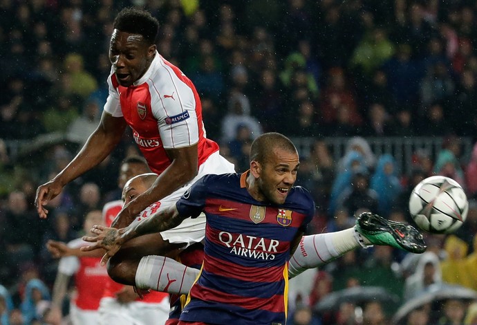 Daniel Alves Barcelona x Arsenal (Foto: AP)